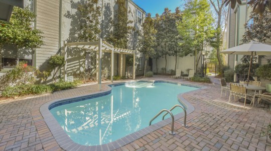 1st Lake Apartments in New Orleans, Louisiana